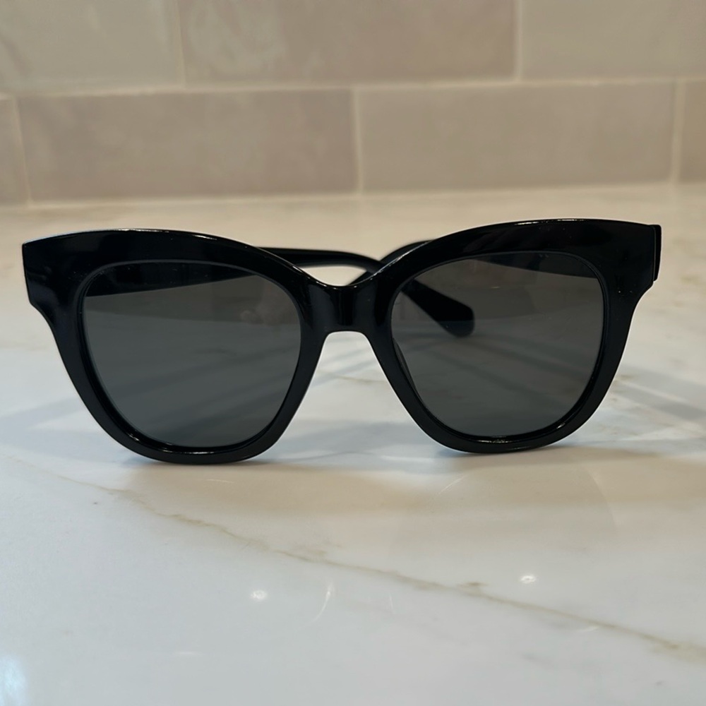 Hawkers Audrey Nueve Black Sunglasses with Polarized Lenses